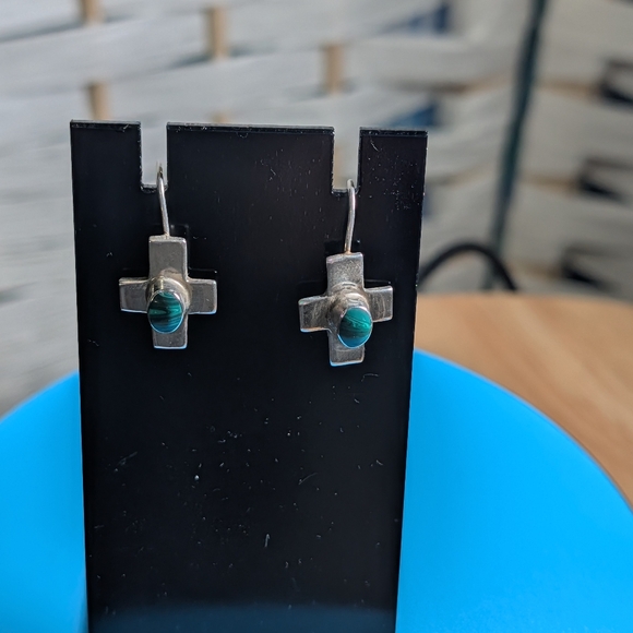 Sterling silver cross earrings with malachite gemstones - Picture 4 of 6